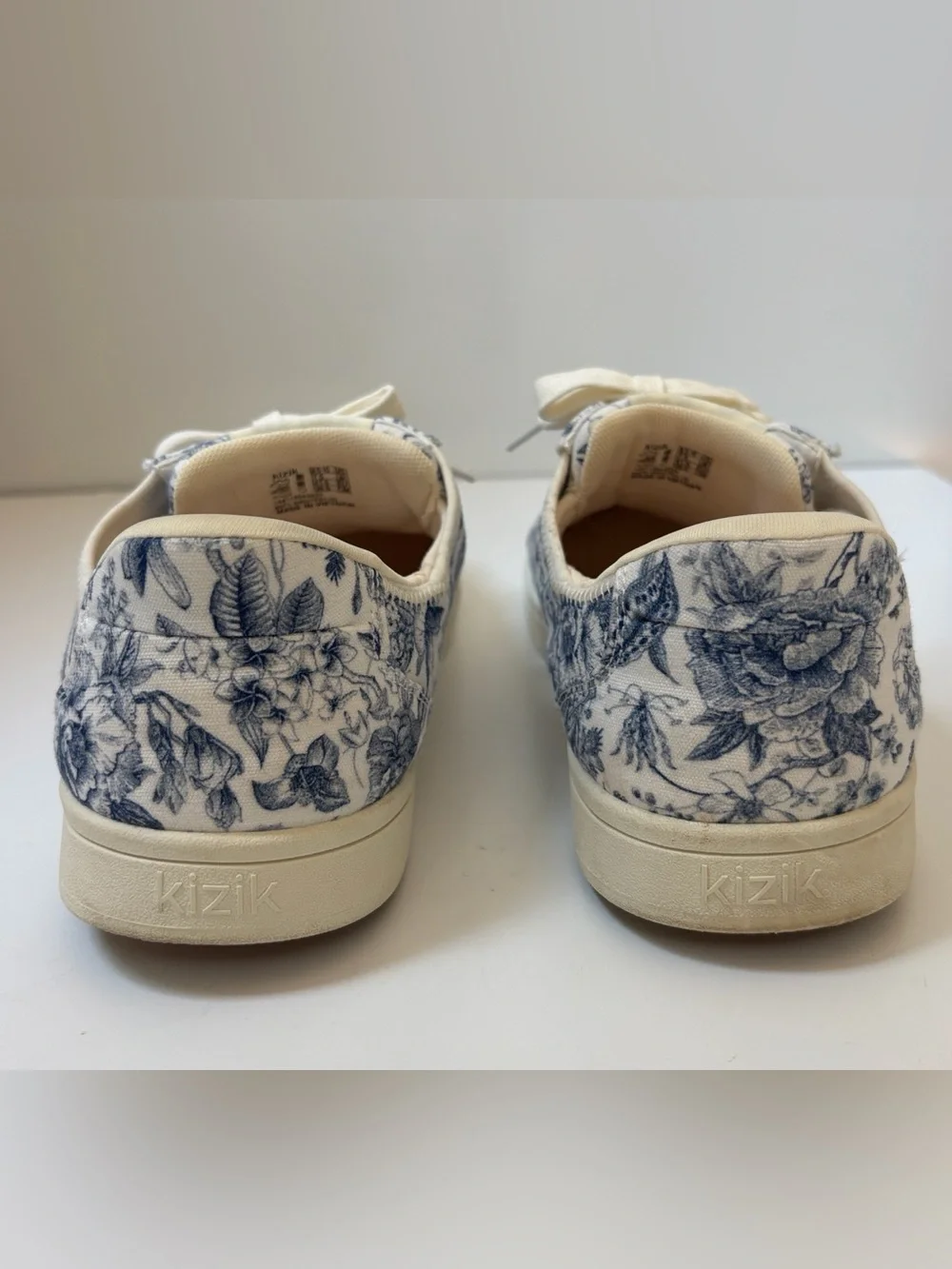 Kizik Irvine Blue Floral Lace-Up Hands Free Sneakers. Size EU 41.5 / US 9.5